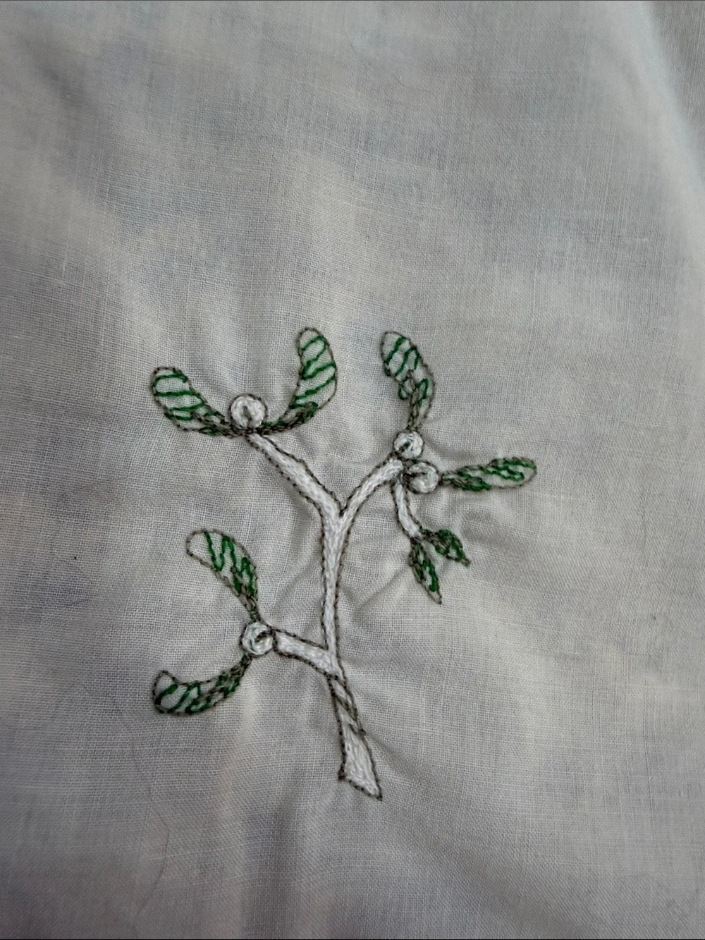Vintage 60 inch Round White Embroidered Christmas Tree Tablecloth and 4 Napkins